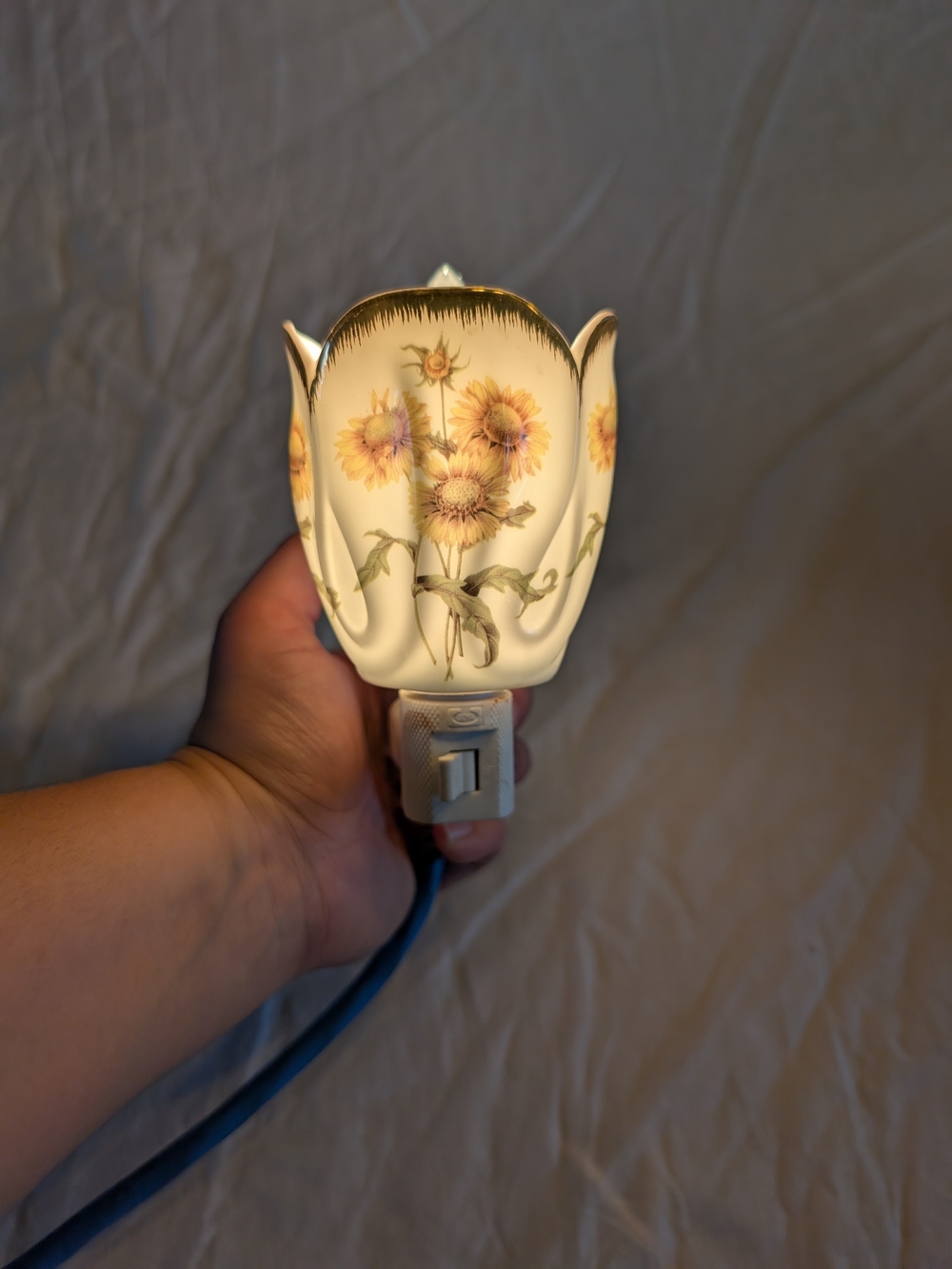 2/30$ Vintage Cream Floral Night Light with Yellow Sunflower Motif